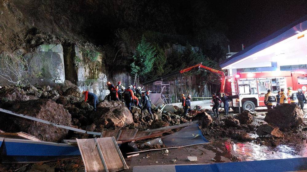 Depremler gündemdeyken bir ilimizde heyelan oldu! Toprak altında kalanlar var 6