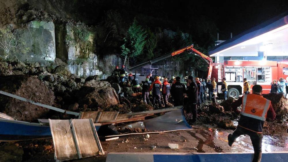 Depremler gündemdeyken bir ilimizde heyelan oldu! Toprak altında kalanlar var 8