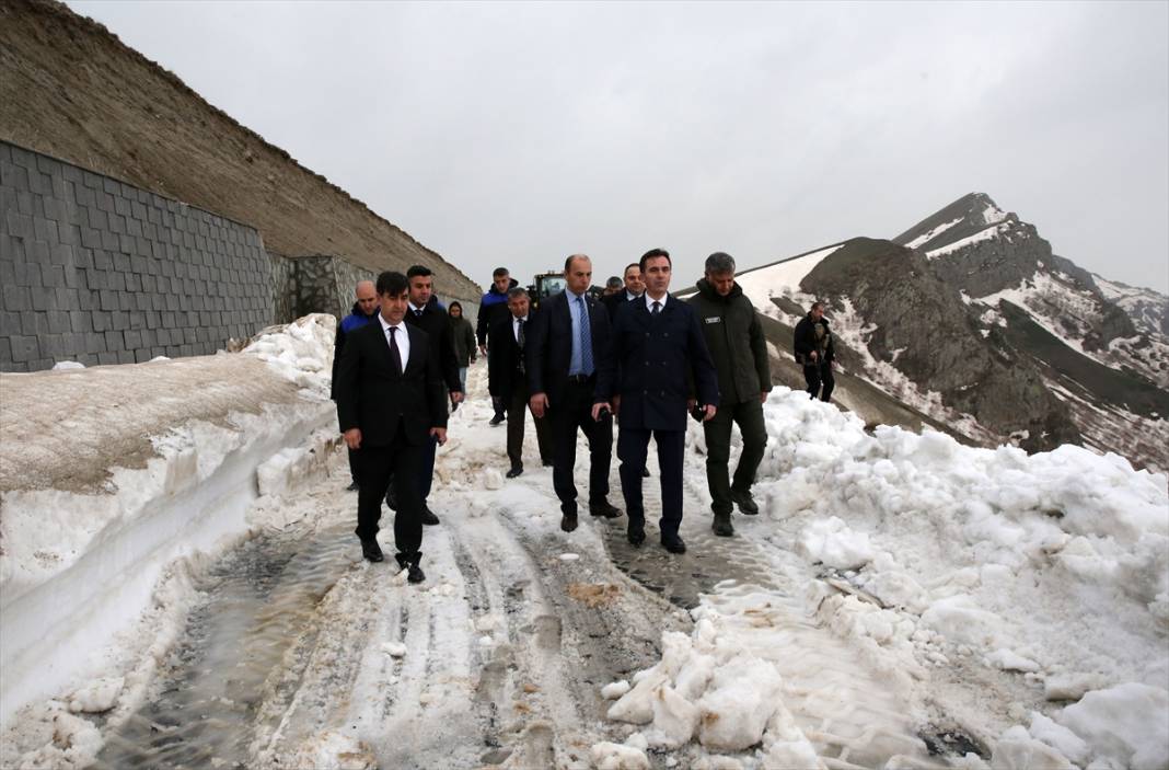 Mayısta kar yağan ilimizde yollar kapandı 1