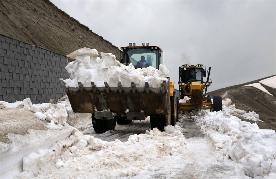 Mayısta kar yağan ilimizde yollar kapandı 2