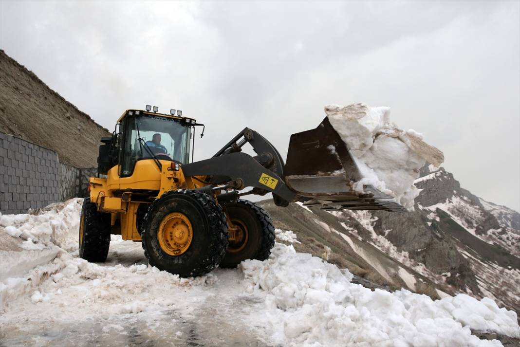 Mayısta kar yağan ilimizde yollar kapandı 5