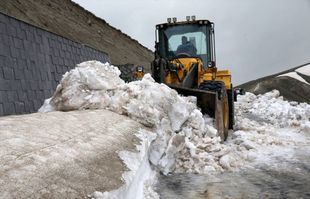 Mayısta kar yağan ilimizde yollar kapandı 4