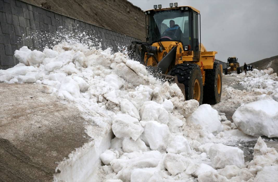 Mayısta kar yağan ilimizde yollar kapandı 6