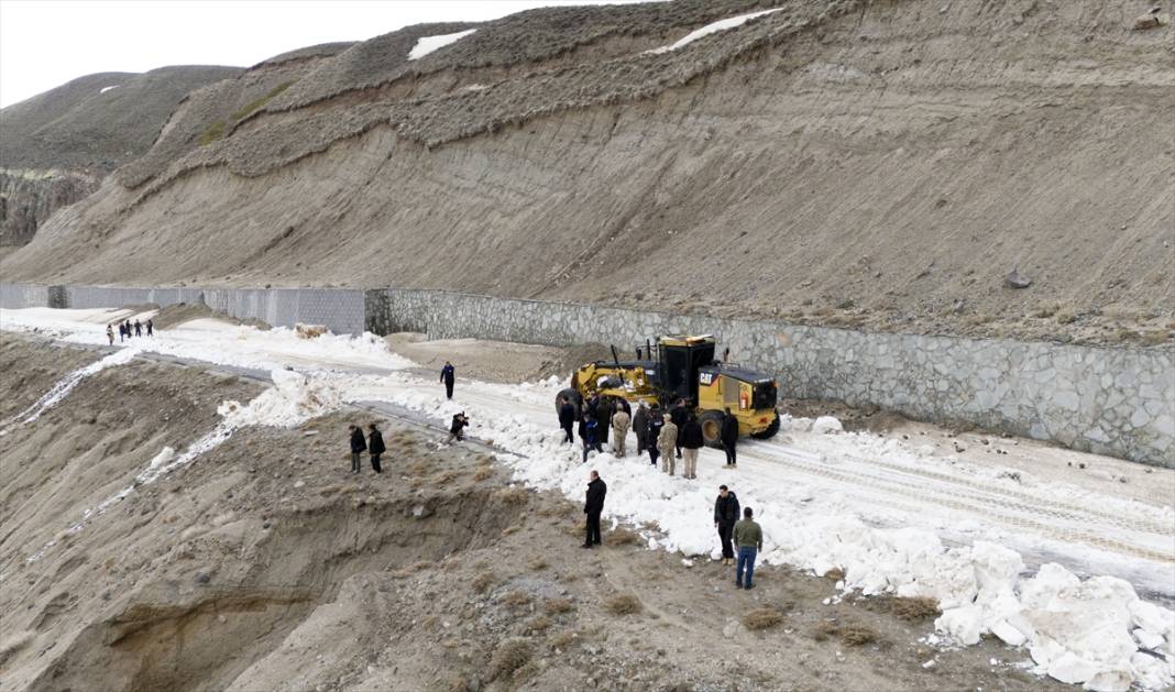 Mayısta kar yağan ilimizde yollar kapandı 3