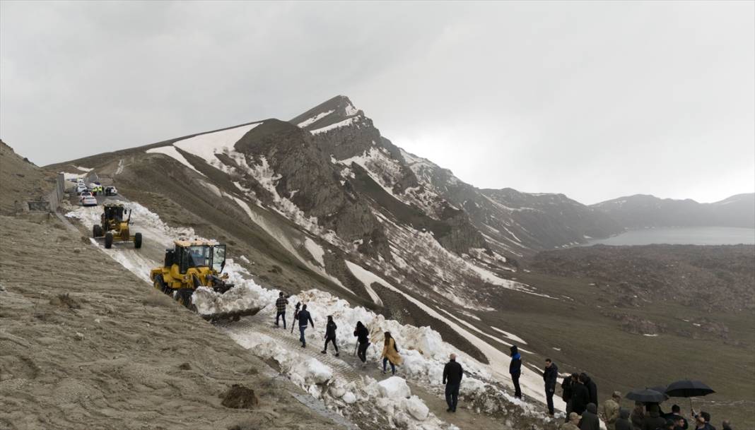 Mayısta kar yağan ilimizde yollar kapandı 9