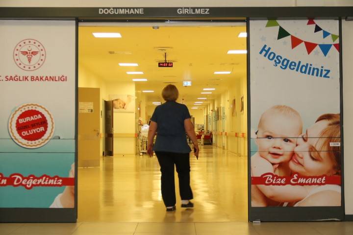 Ebe anne Nilüfer Doğumsel'in ilginç tesadüfü! 31 yıl önce eline doğmuş 4