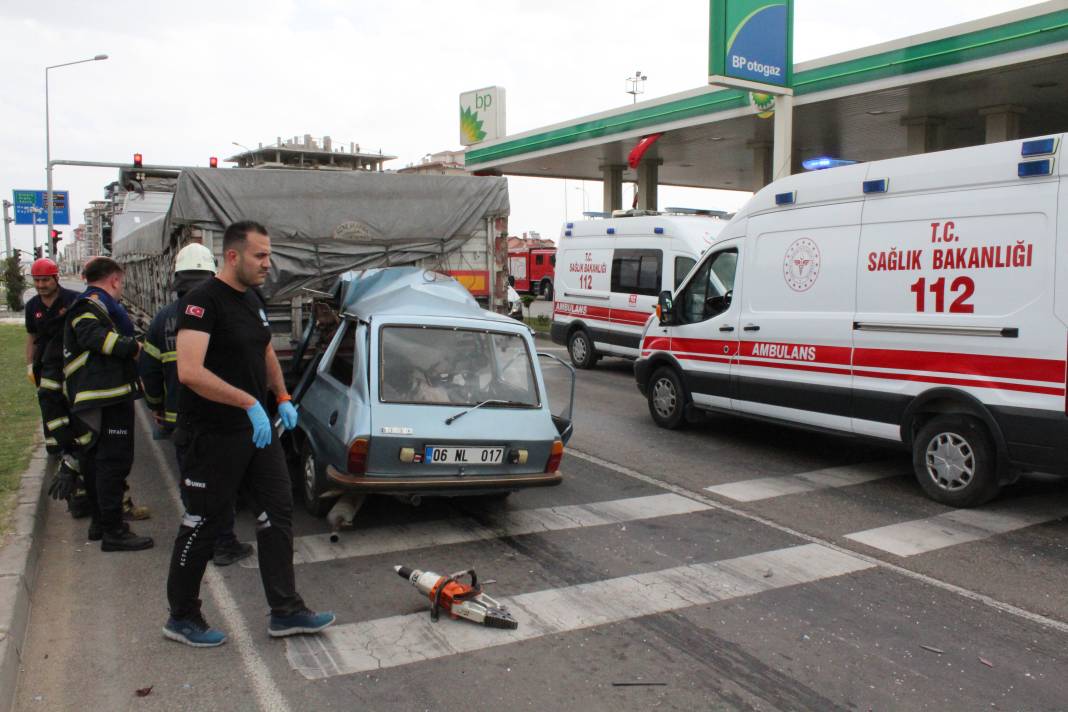 Konya yolunda TIR’a arkadan çarpan otomobil hurdaya döndü, sürücü sıkıştı 1