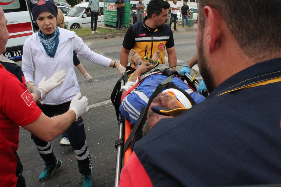 Konya yolunda TIR’a arkadan çarpan otomobil hurdaya döndü, sürücü sıkıştı 2