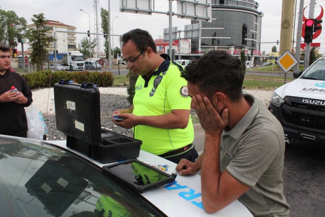 Konya yolunda TIR’a arkadan çarpan otomobil hurdaya döndü, sürücü sıkıştı 3