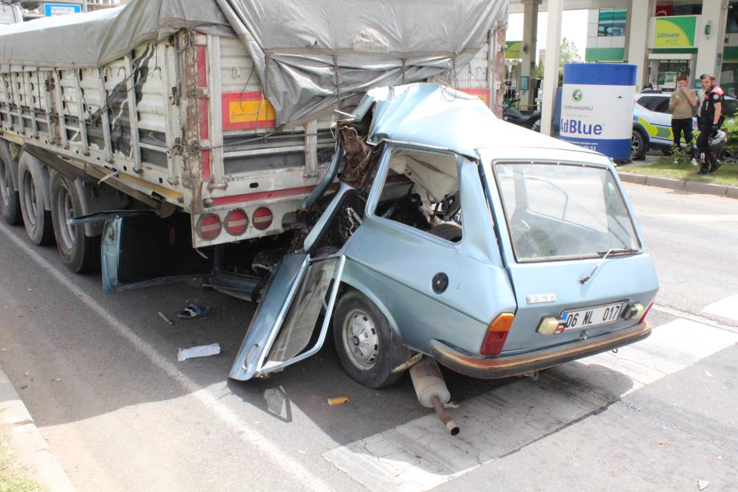 Konya yolunda TIR’a arkadan çarpan otomobil hurdaya döndü, sürücü sıkıştı 5