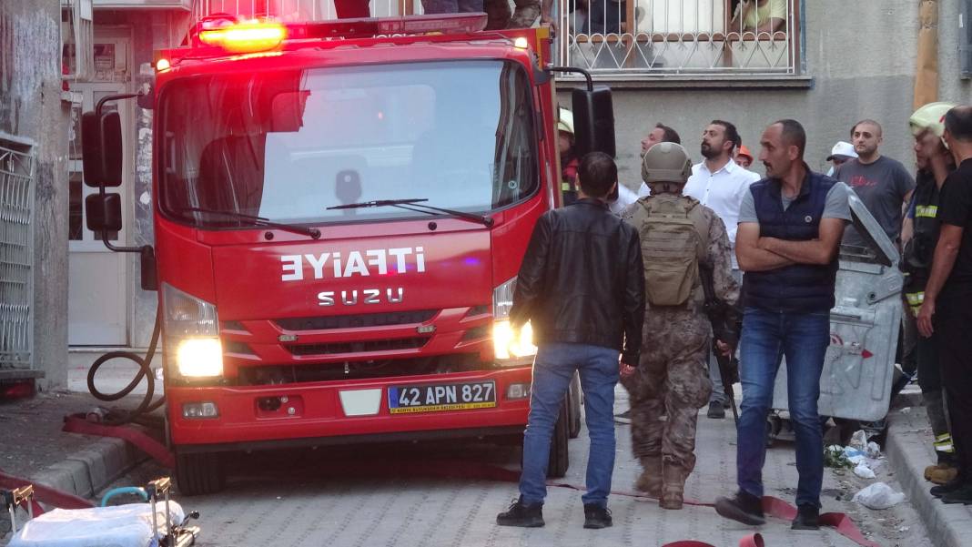 Konya’da tehlikeli anlar! Evini yaktı, özel harekatla müdahale edildi 10