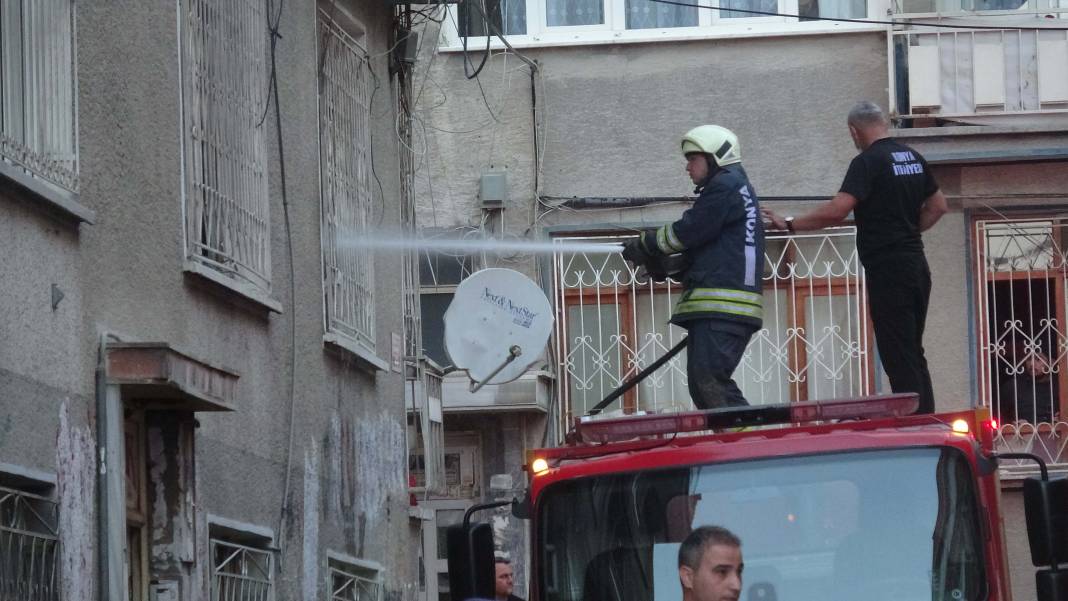 Konya’da tehlikeli anlar! Evini yaktı, özel harekatla müdahale edildi 7