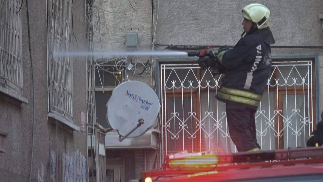 Konya’da tehlikeli anlar! Evini yaktı, özel harekatla müdahale edildi 11