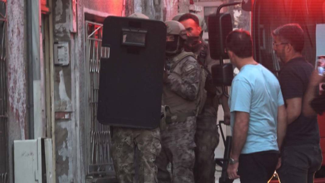 Konya’da tehlikeli anlar! Evini yaktı, özel harekatla müdahale edildi 13