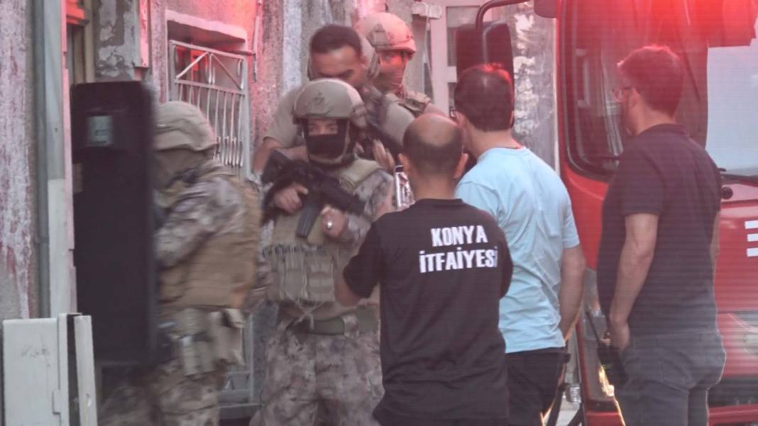 Konya’da tehlikeli anlar! Evini yaktı, özel harekatla müdahale edildi 12