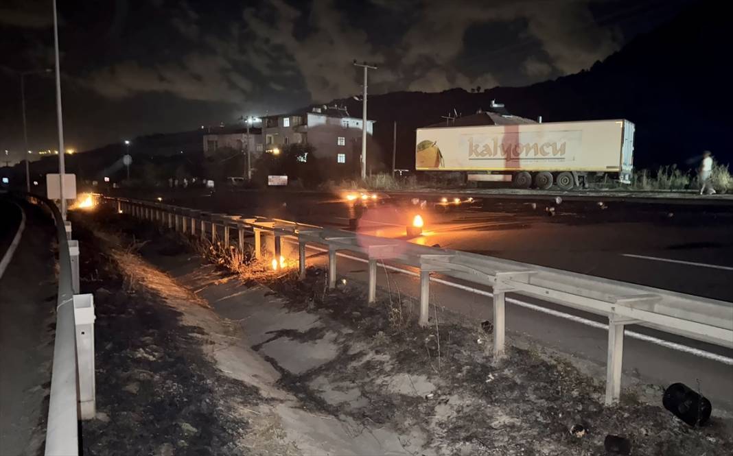 Gören film sandı! TIR, 8 kilometre alevler içinde ilerledi 1