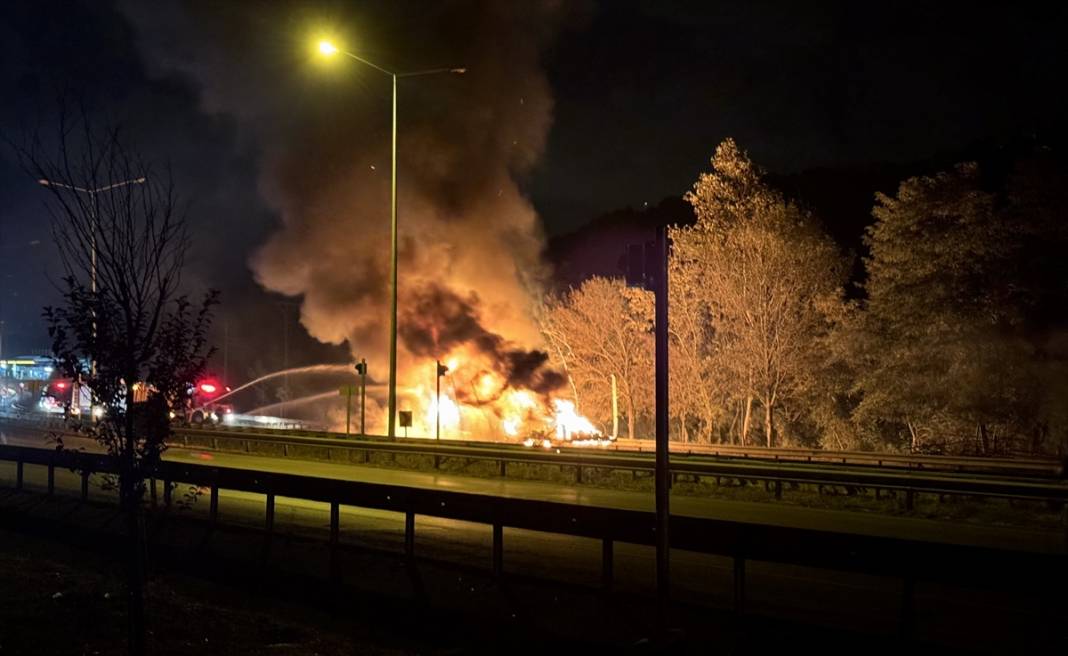 Gören film sandı! TIR, 8 kilometre alevler içinde ilerledi 2