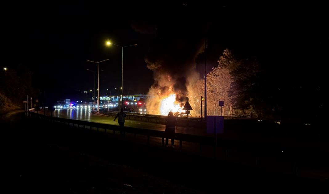 Gören film sandı! TIR, 8 kilometre alevler içinde ilerledi 6