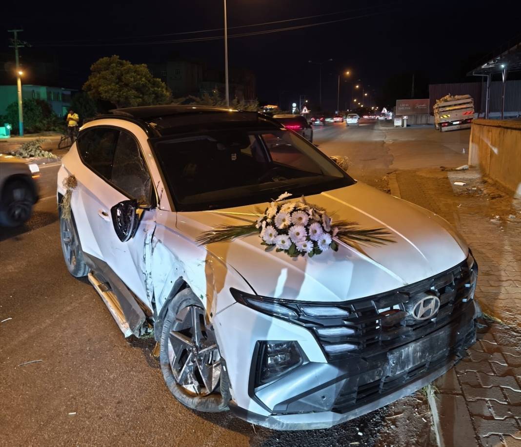 Düğün günü mutluluk yolunda kaza! Gelin ve nedimesi hastanelik oldu 1