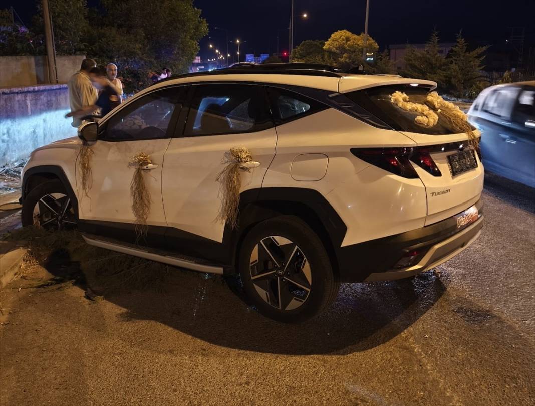 Düğün günü mutluluk yolunda kaza! Gelin ve nedimesi hastanelik oldu 2