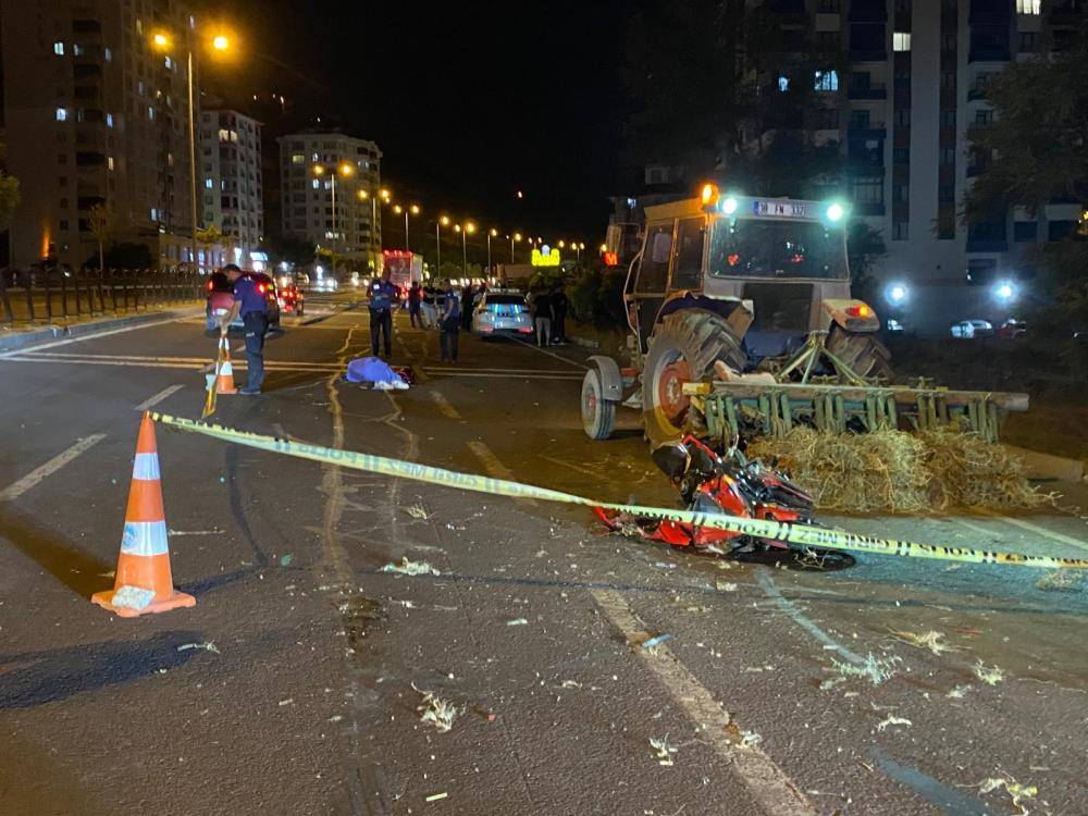 Traktöre çarpan motosiklet sürücüsü hayatını kaybetti 7