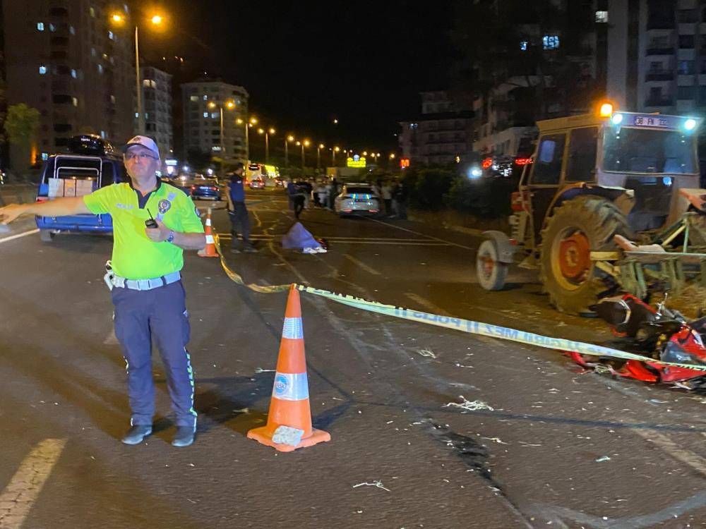 Traktöre çarpan motosiklet sürücüsü hayatını kaybetti 8