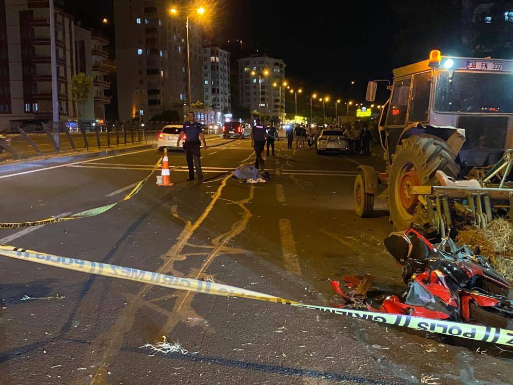 Traktöre çarpan motosiklet sürücüsü hayatını kaybetti 12