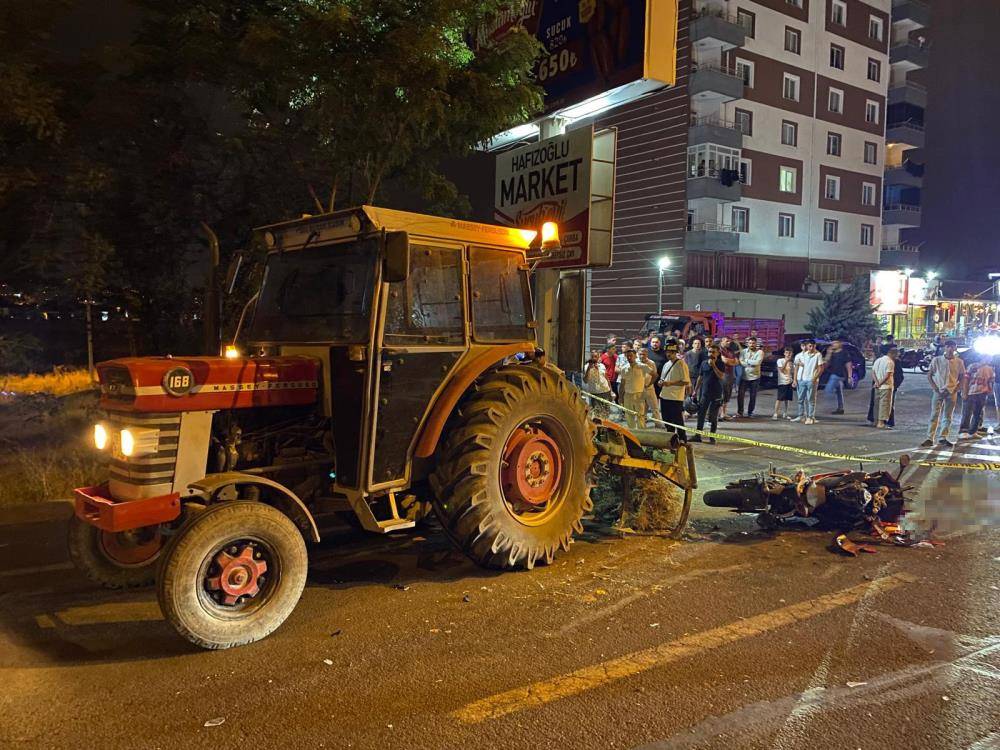 Traktöre çarpan motosiklet sürücüsü hayatını kaybetti 11