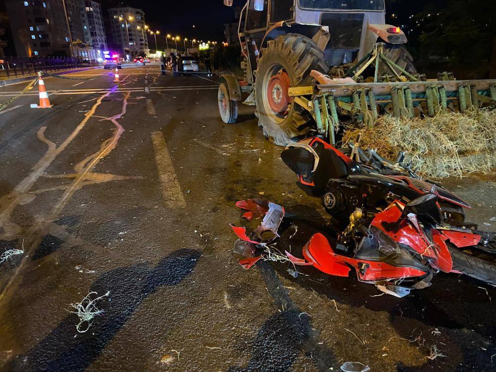 Traktöre çarpan motosiklet sürücüsü hayatını kaybetti 9