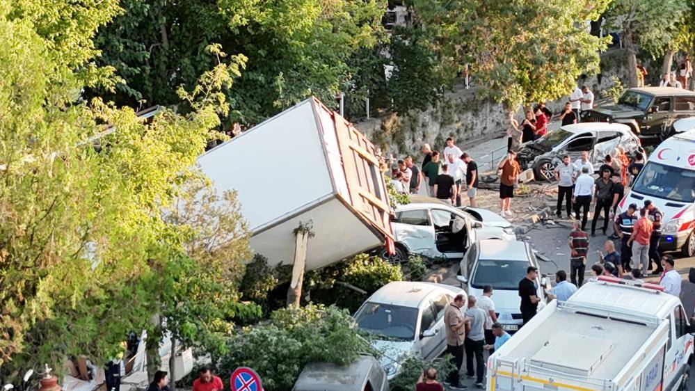 Kamyon dehşeti! Freni patladı, 10 araca böyle çarptı 1