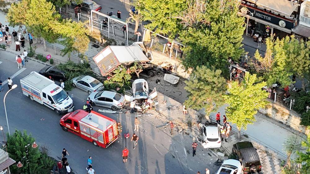 Kamyon dehşeti! Freni patladı, 10 araca böyle çarptı 2