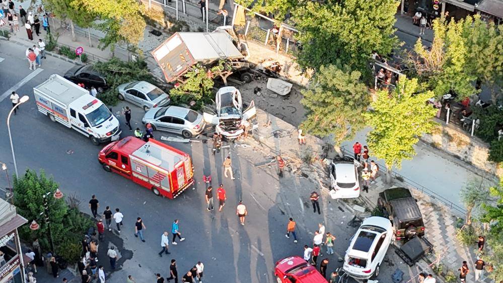 Kamyon dehşeti! Freni patladı, 10 araca böyle çarptı 3