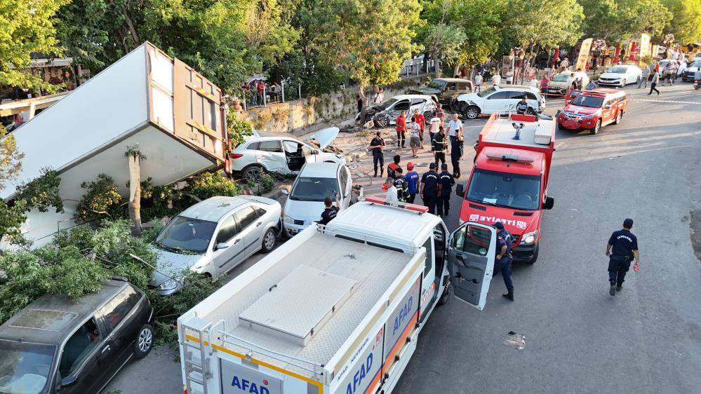 Kamyon dehşeti! Freni patladı, 10 araca böyle çarptı 4