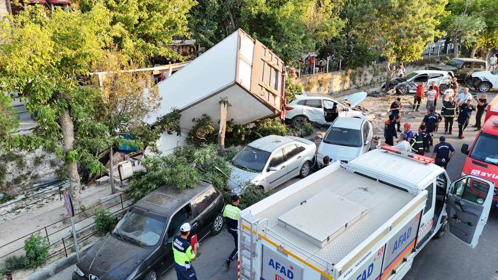 Kamyon dehşeti! Freni patladı, 10 araca böyle çarptı 5