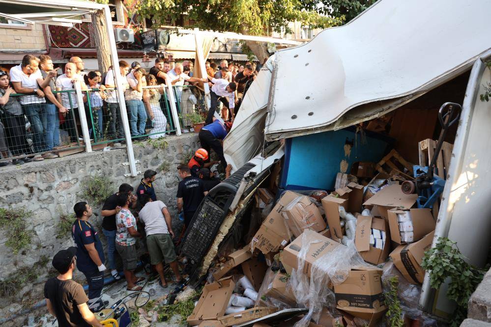 Kamyon dehşeti! Freni patladı, 10 araca böyle çarptı 7