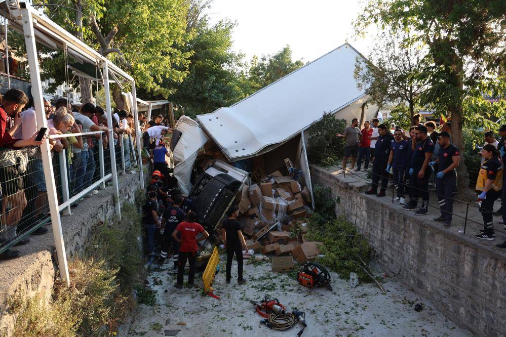 Kamyon dehşeti! Freni patladı, 10 araca böyle çarptı 8
