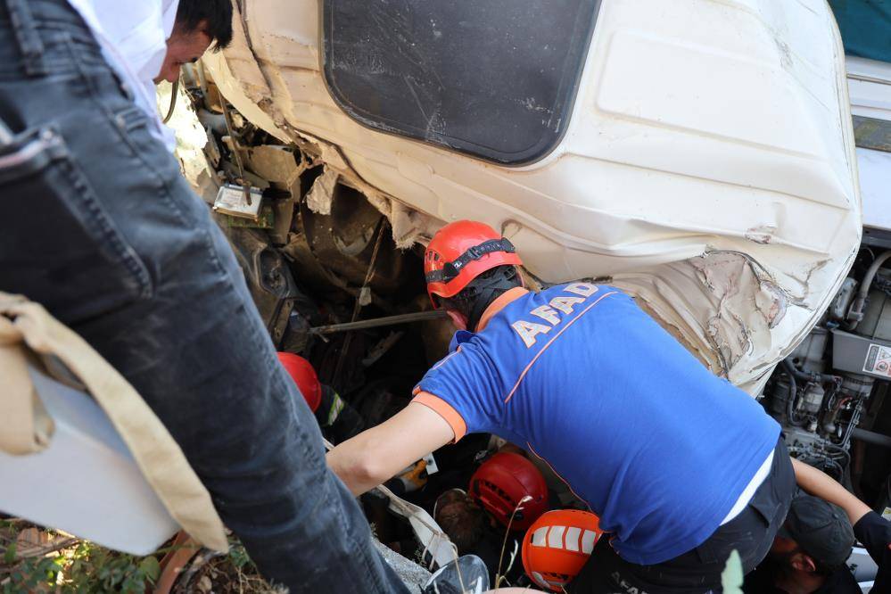 Kamyon dehşeti! Freni patladı, 10 araca böyle çarptı 10