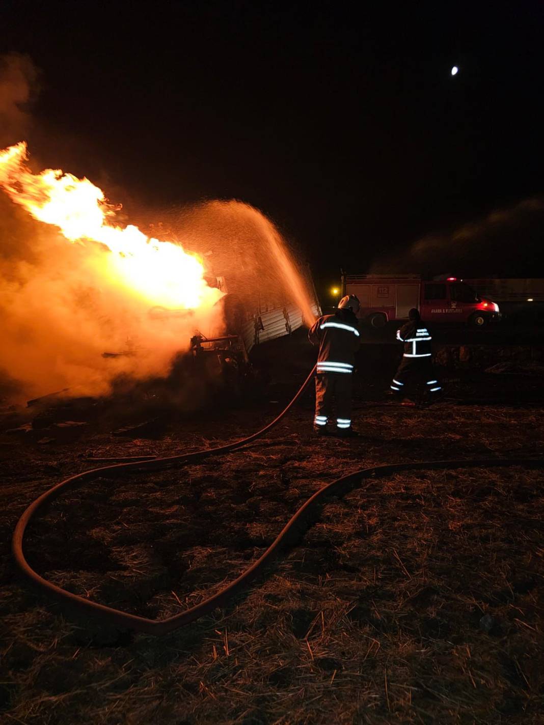 Devrilen TIR alev aldı, sürücü Mehmet Çiftçi öldü 1