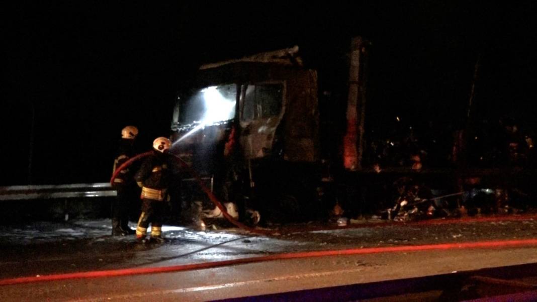 Gören film sandı! TIR, 8 kilometre alevler içinde ilerledi 16