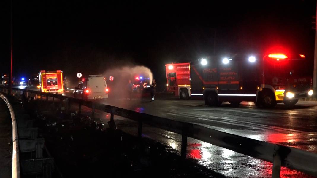 Gören film sandı! TIR, 8 kilometre alevler içinde ilerledi 23