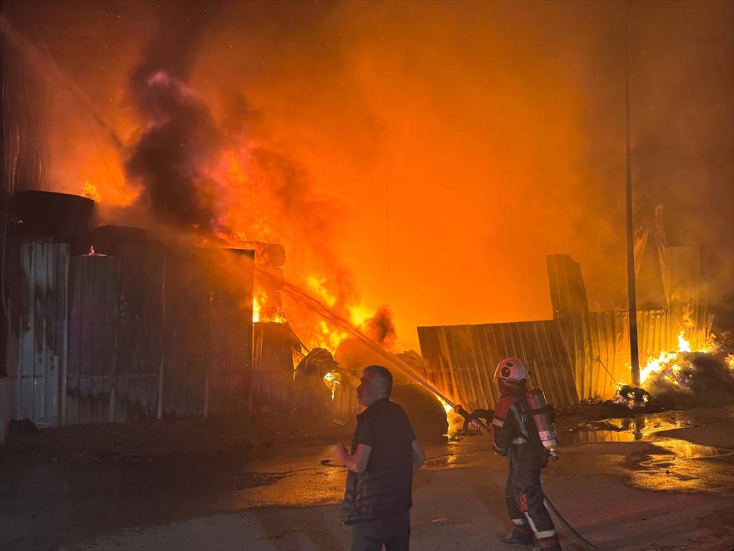 Tekstil fabrikası alev alev yandı 7