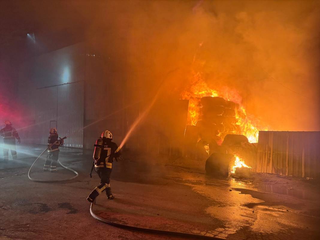 Tekstil fabrikası alev alev yandı 5
