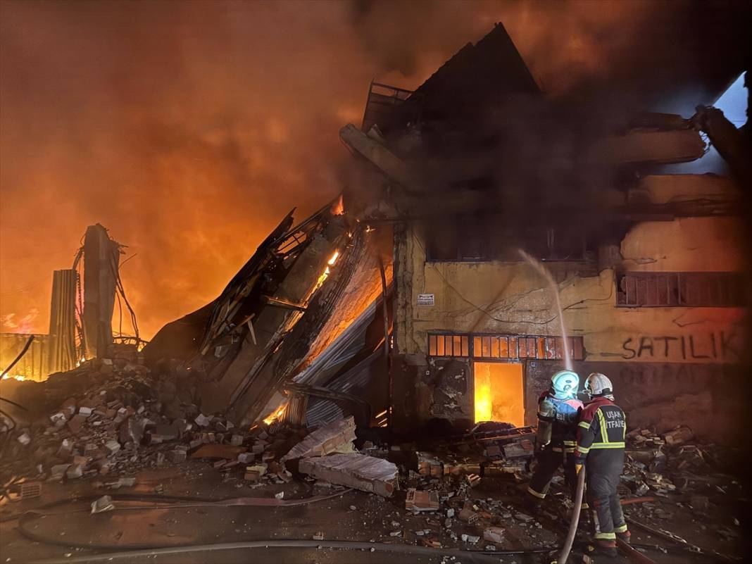 Tekstil fabrikası alev alev yandı 4