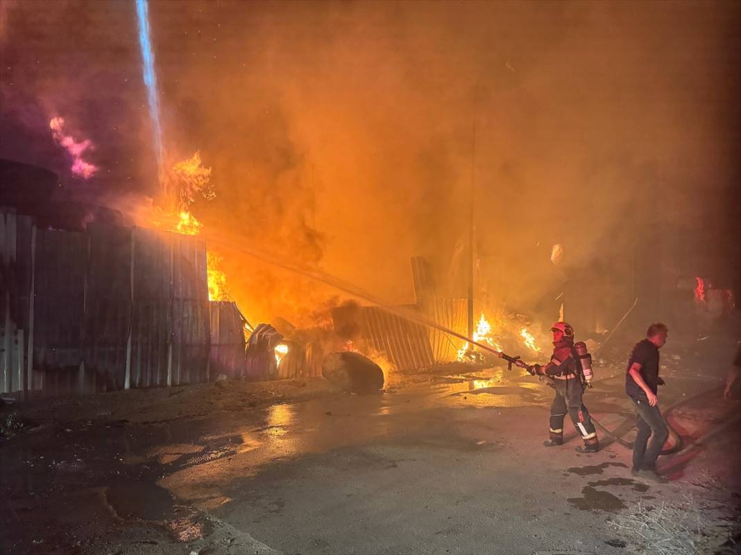 Tekstil fabrikası alev alev yandı 6