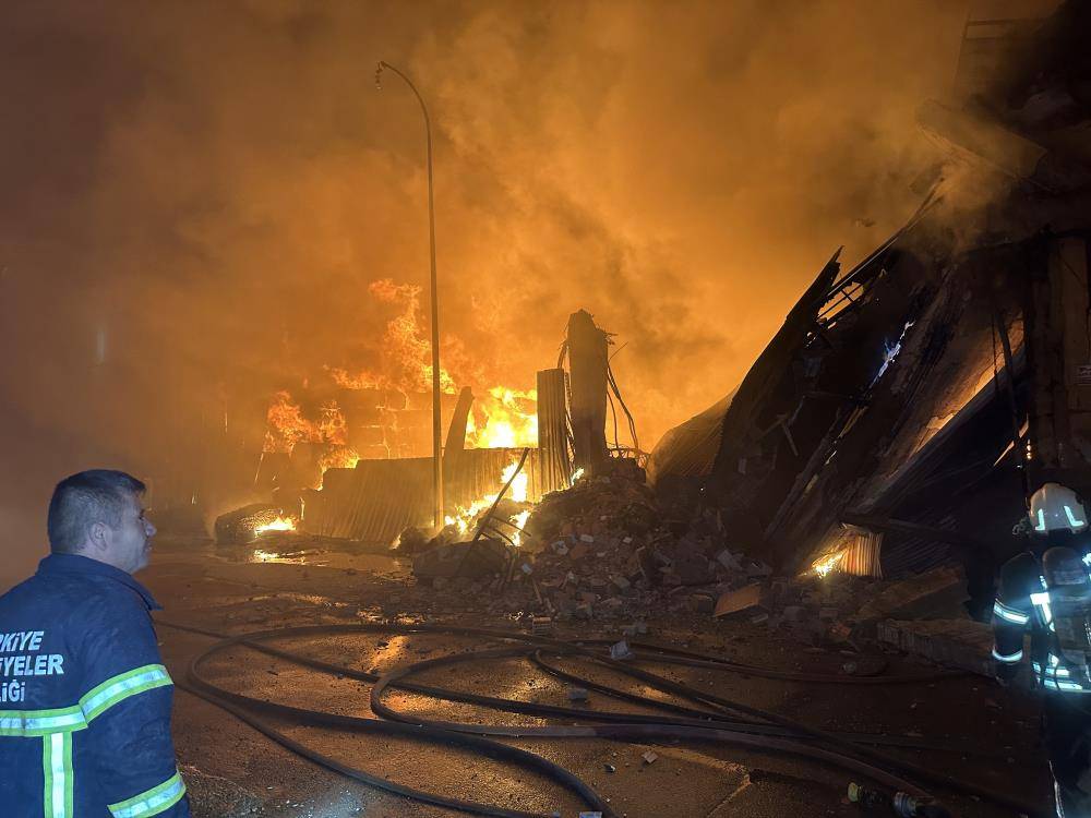 Tekstil fabrikası alev alev yandı 11