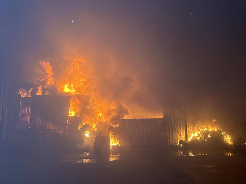 Tekstil fabrikası alev alev yandı 10