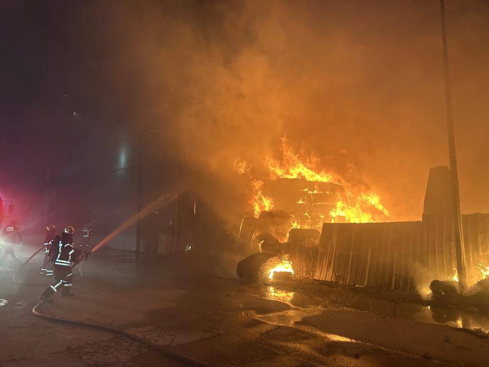 Tekstil fabrikası alev alev yandı 9