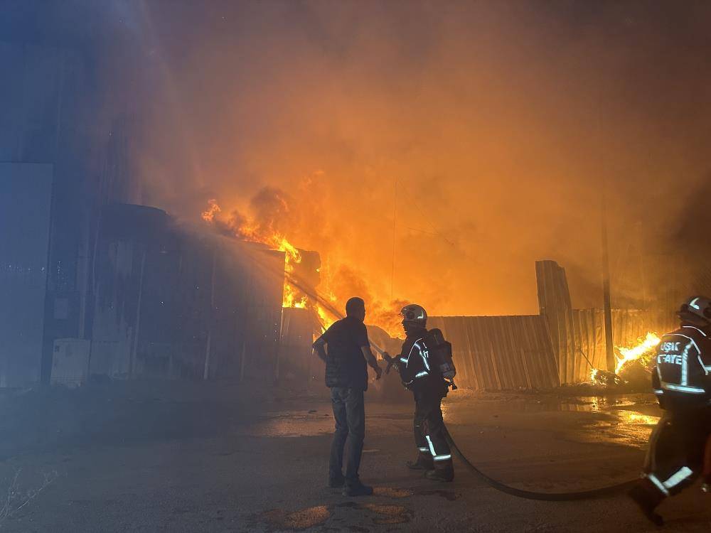 Tekstil fabrikası alev alev yandı 8