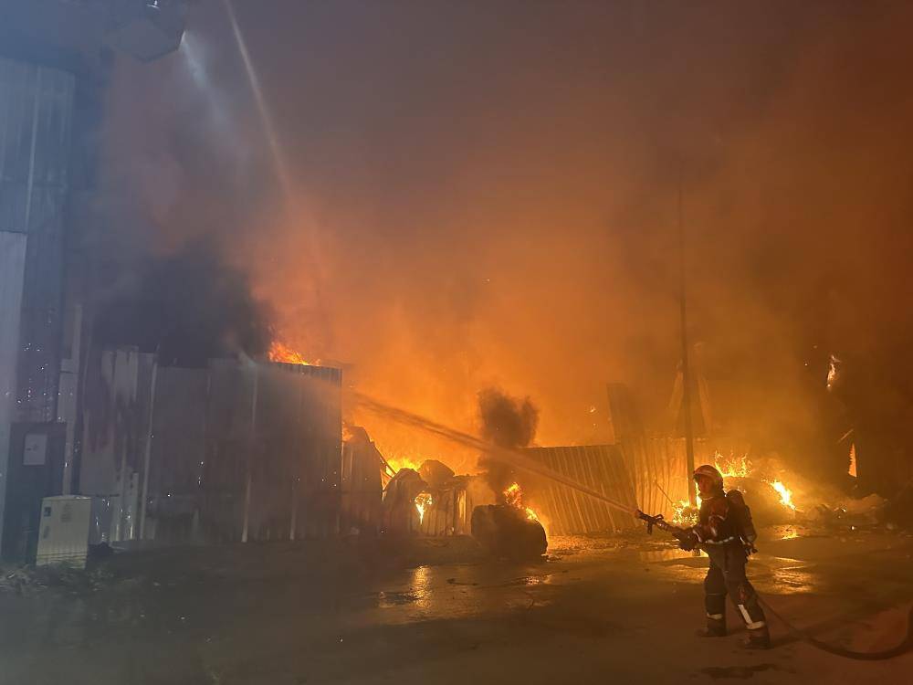 Tekstil fabrikası alev alev yandı 3