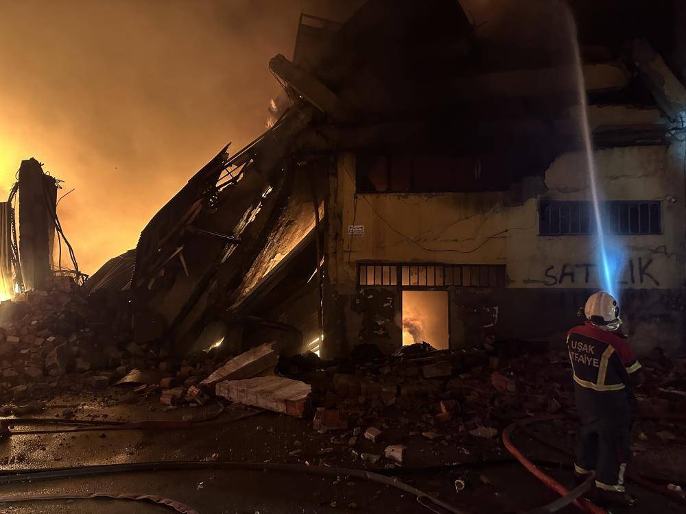 Tekstil fabrikası alev alev yandı 1